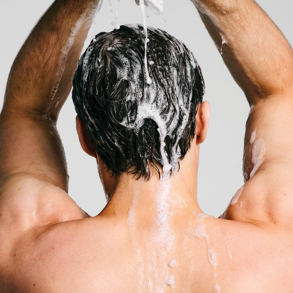 Kopfhaut & Schuppen – Model massiert Shampoo in die Kopfhaut ein
