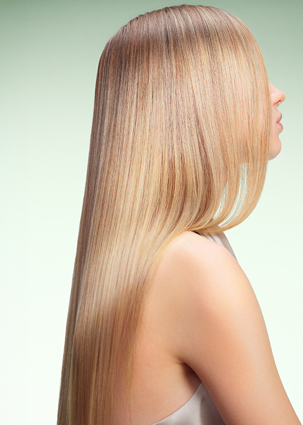 Glänzendes, glattes blondes Haar nach einem Glossing mit Maria Nila Gloss Collection