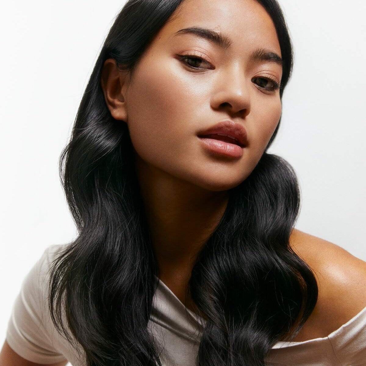 Neu im Shop – Model mit langem, glänzendem dunklem Haar