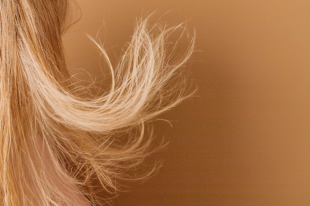 Haaröl: glänzendes blondes Haar in Nahaufnahme
