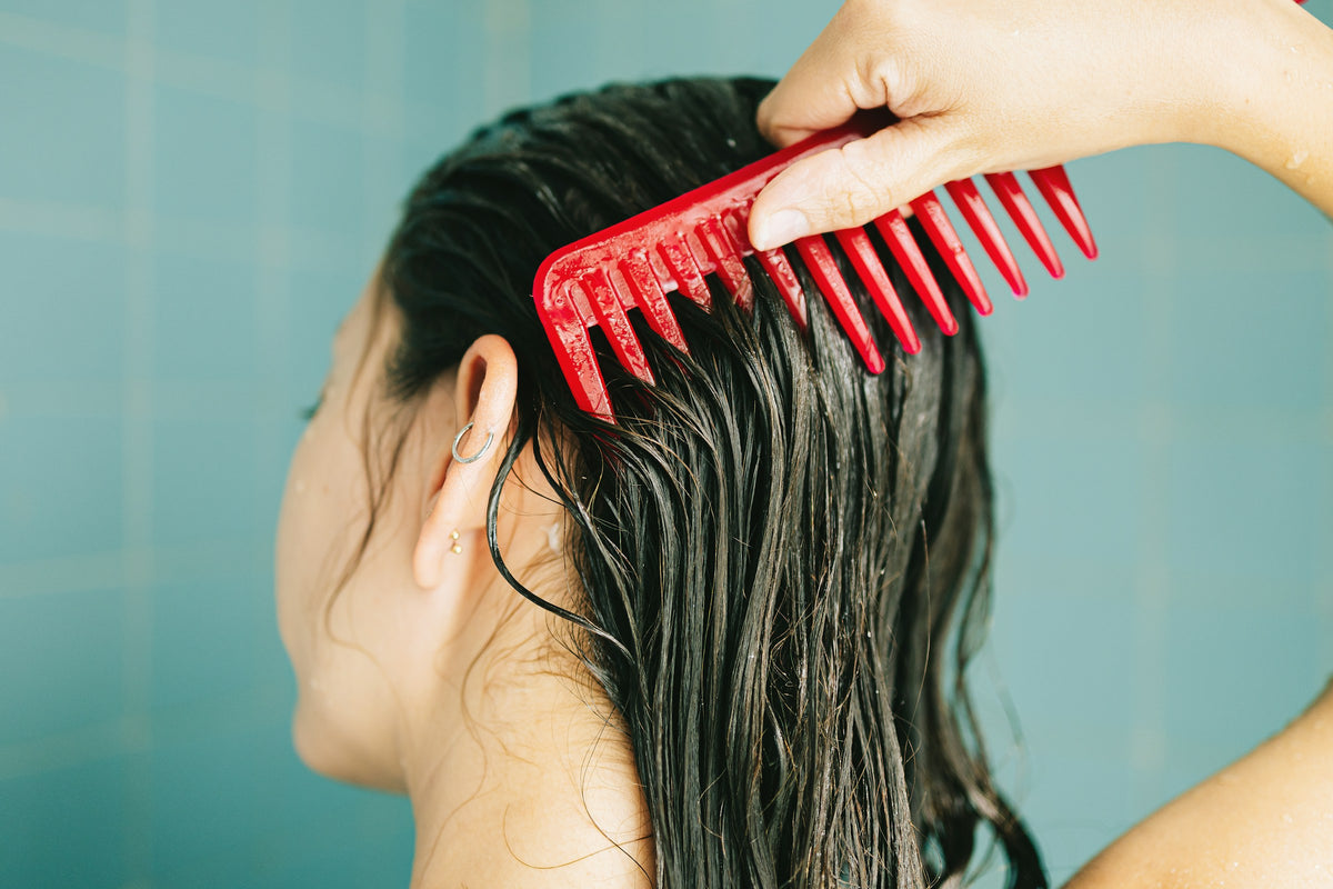 Leave-in Conditioner: nasses Haar wird mit grobem Kamm durchgekämmt
