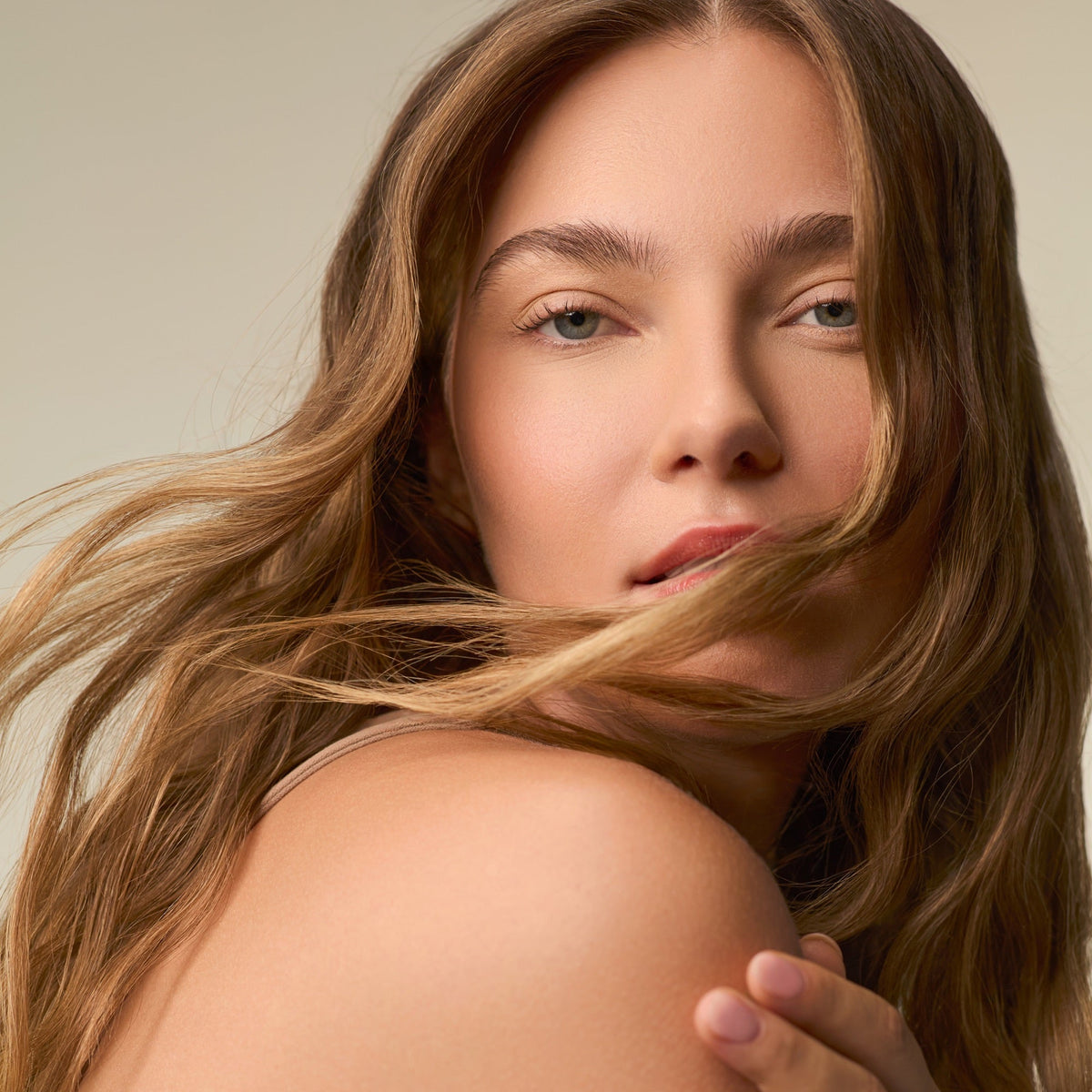 Reparatur & geschädigtes Haar – Model mit langem, gesundem Haar