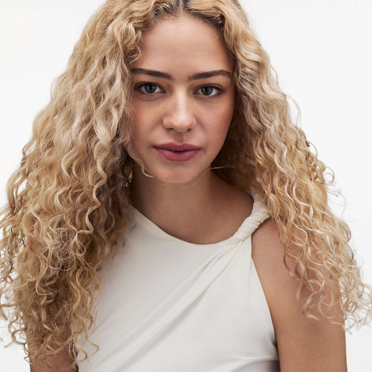 Volumen & feines Haar – Model mit vollem, voluminösem blondem Haar