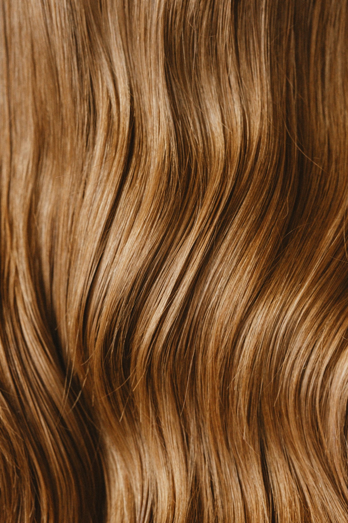 Volumenpuder – Nahaufnahme von welligem, griffigem Haar mit Textur